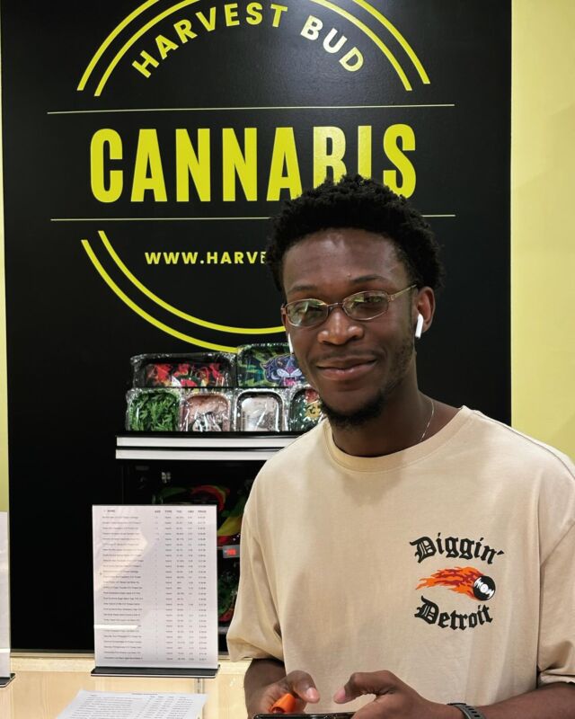 Thank you for supporting locally owned small businesses. We will be giving away from our customer appreciation. Our winner from the pick 😁 🥳 🎉  #harvestbud #bestbuds #customerappreciation @brokencoast.ca #windsorontario #universityofwindsor #giveawaywinner #storegiveaway #giveaway  #420 @harvestbud.ca #universityofwindsor #windsorgiveaway  www.harvestbud.ca